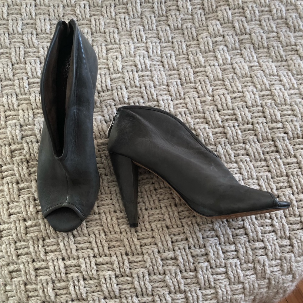 🆕 GRAY VINCE CAMUTO HEELED BOOTIES WITH OPEN TOE